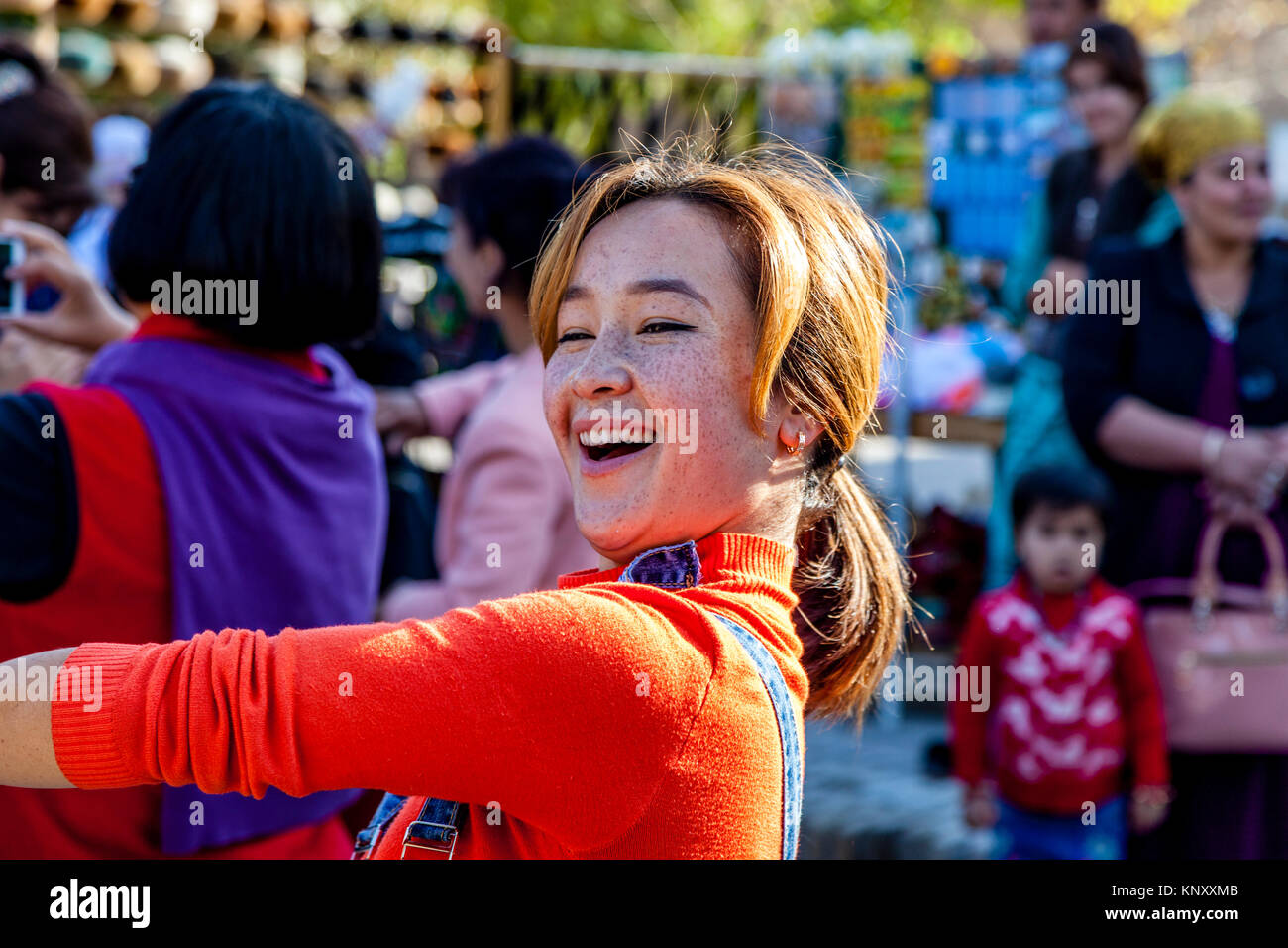 Eine junge USBEKISCHE Frau Tanzen auf der Straße, Chiwa, Usbekistan Stockfoto