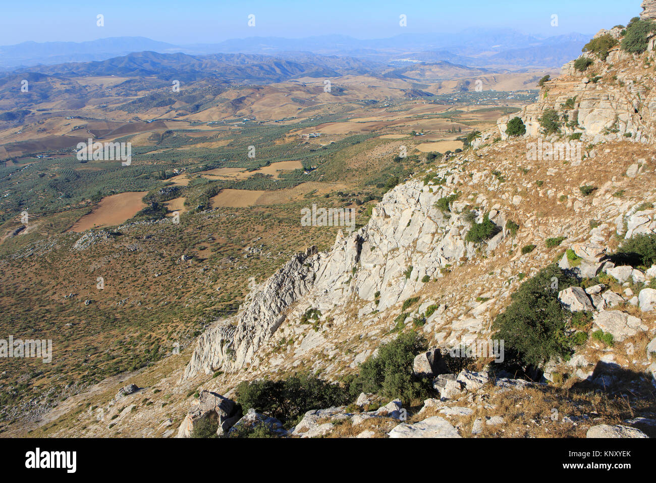 Panoramablick vom Gipfel des El Torcal de Antequera Nature Reserve, südlich der Stadt Antequera in der Provinz Malaga, Spanien Stockfoto