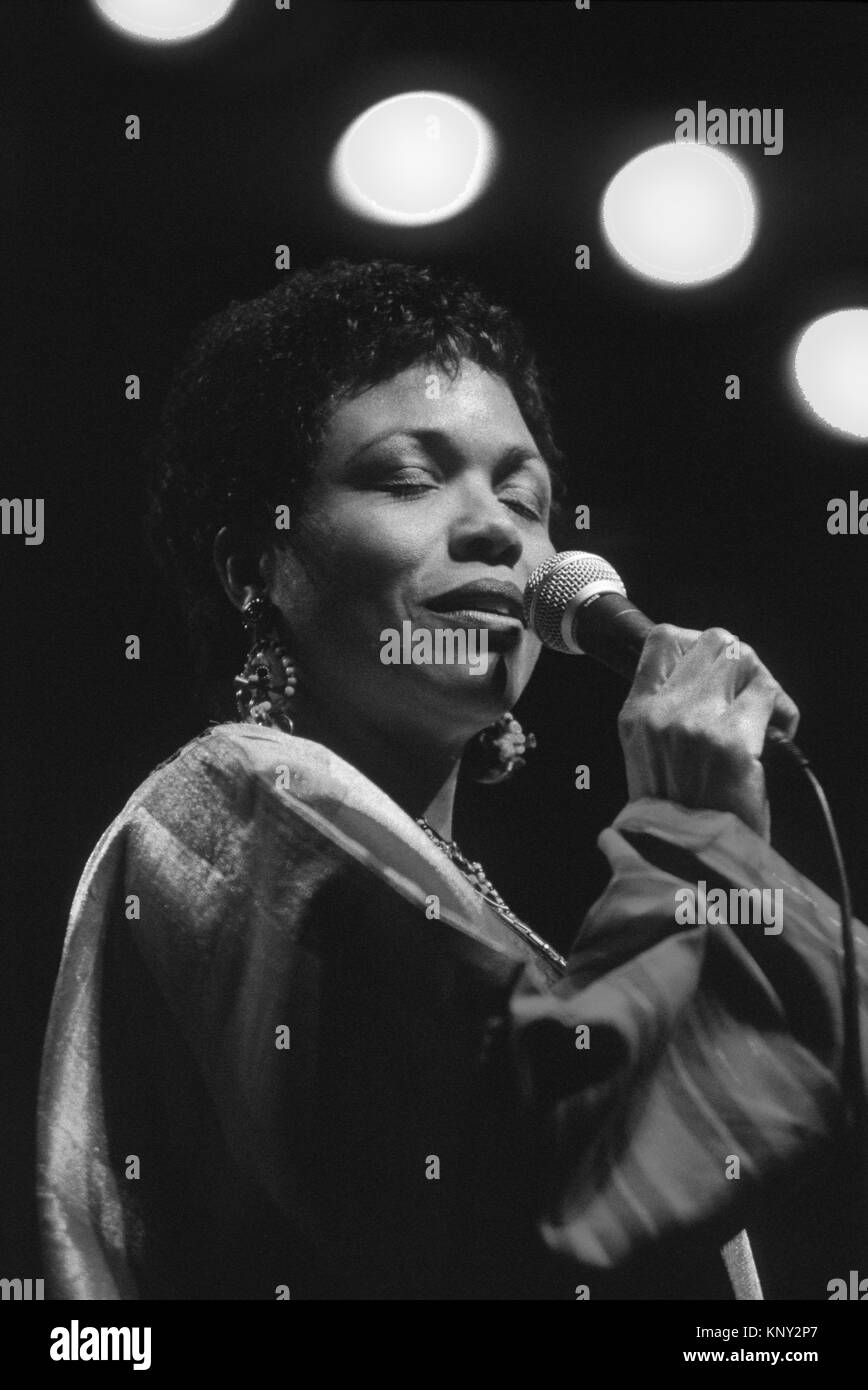 DEE DEE BRIDGEWATER gefällt dem Publikum beim Singen mit dem Monterey Jazz Festival - Kalifornien HIGH SCHOOL ALL STARS Stockfoto