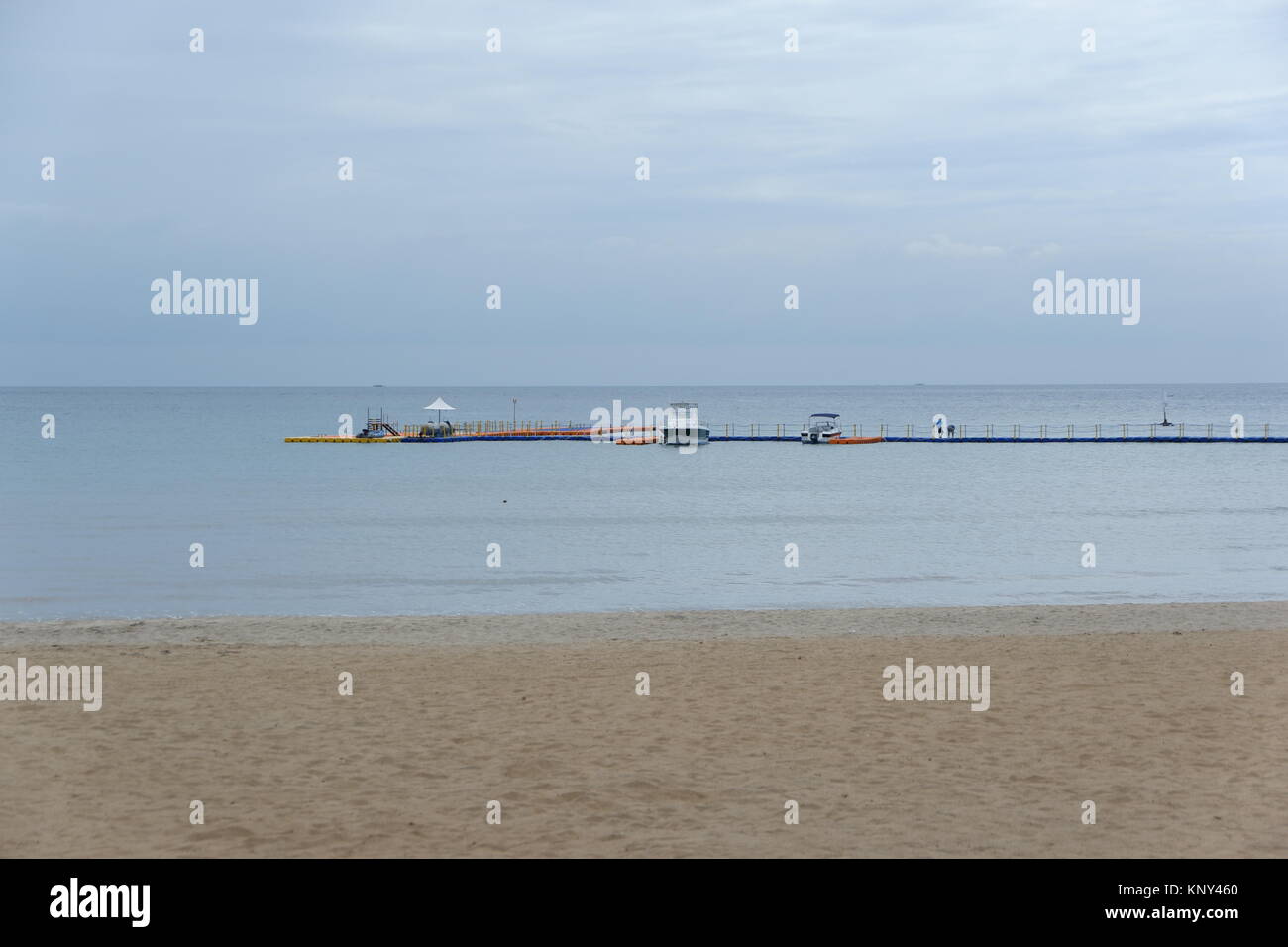 Strand und ein Dock Stockfoto