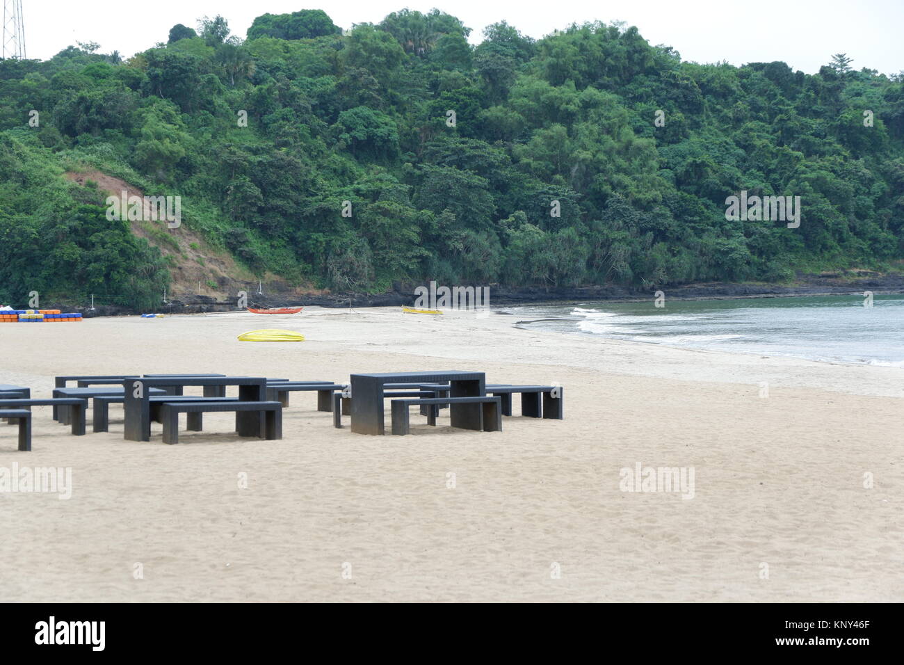 Sitzbank und Tabellen mit Natur Hintergrund und ein Strand Stockfoto