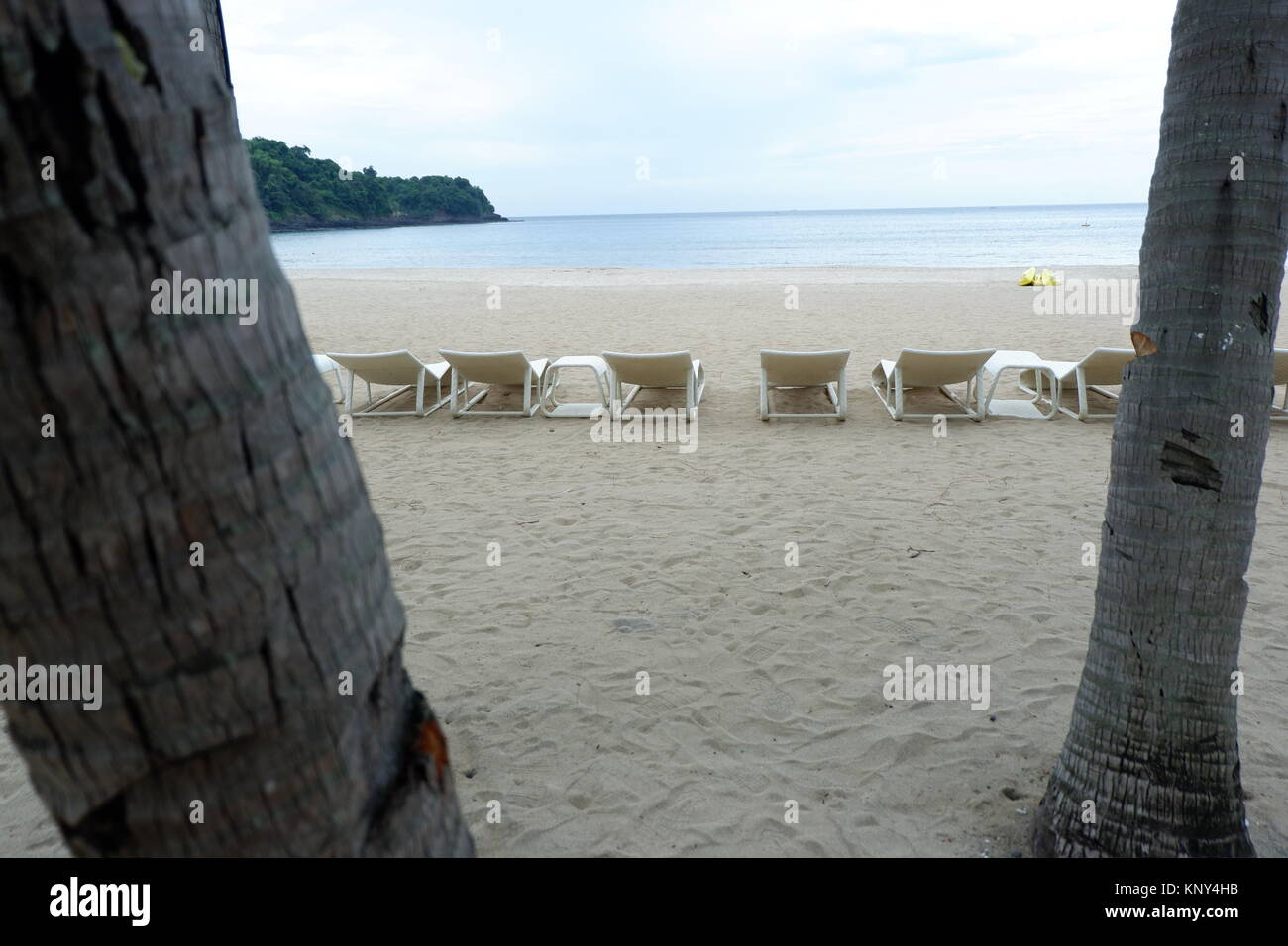 Strand, Stühle, Palmen und ein perfektes Wetter Stockfoto