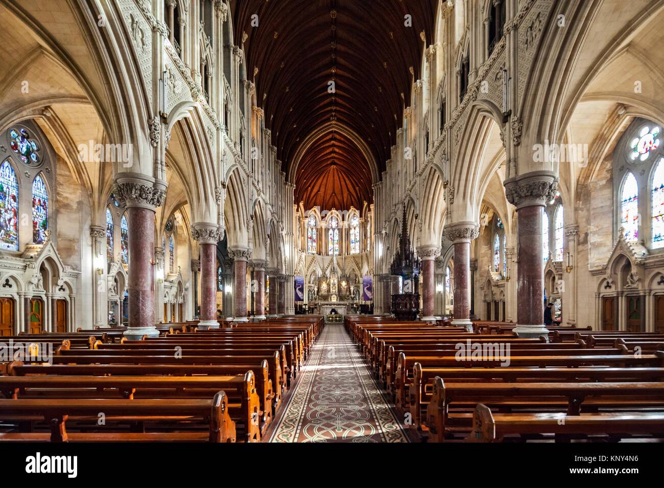 Das Kirchenschiff und Altar von St. Colman's Kathedrale, Cobh, Co Cork, Munster, Irland. Stockfoto