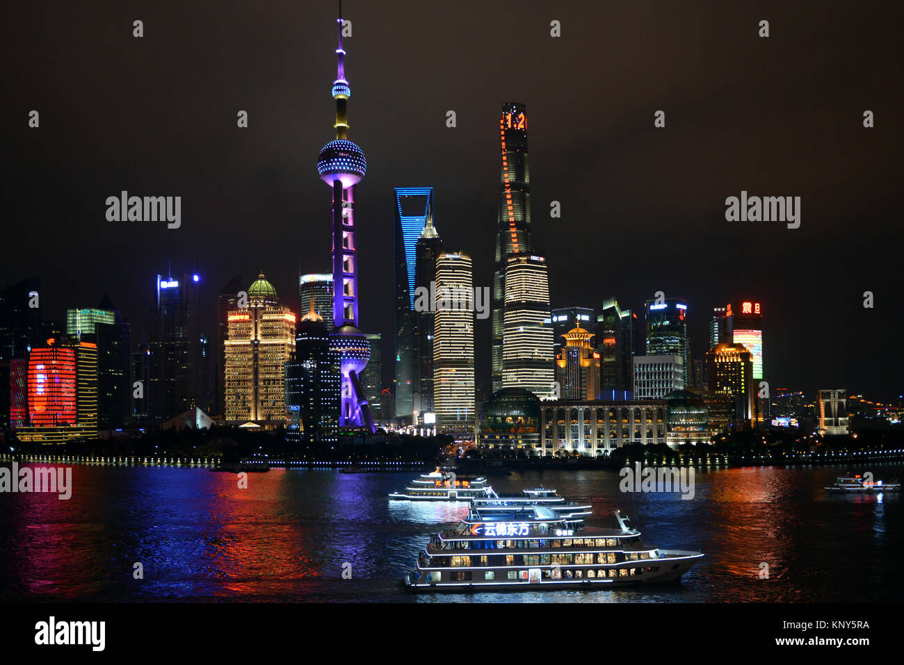Shanghai, China - November 18, 2017: Night Shot der prächtigen Skyline von Shanghai Pudong, einschließlich der Oriental Pearl Tower, der Shanghai W Stockfoto