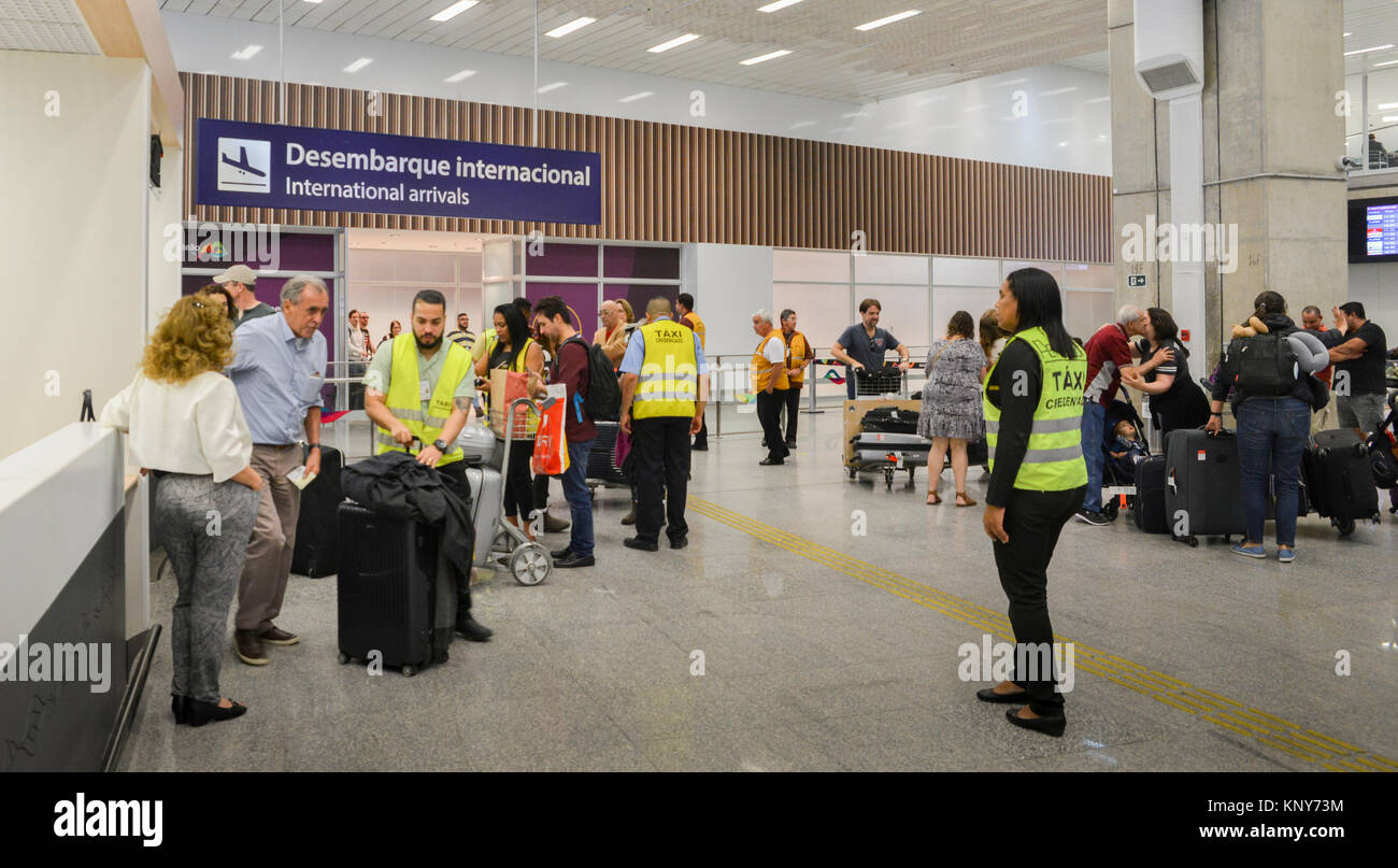 Rio de Janeiro, Brasilien - Dezember 12th, 2017: Chaotische internationale Ankunftshalle bei Rio de Janeiro Galeao's Airport. Viele Familienmitglieder glücklich zu sehen Stockfoto