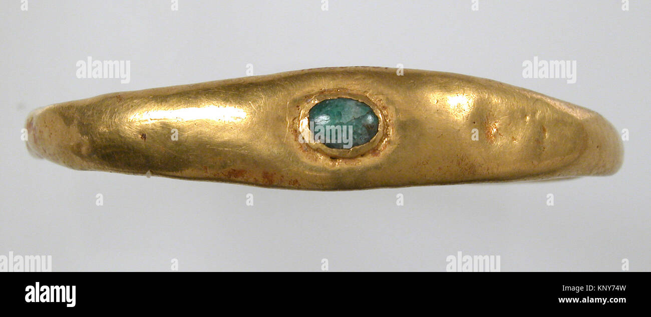 Römisches Armband, ca. 100-300 n. Chr., aus Gold mit Glas- oder Steinfassung, 7/8 x 1/2 cm, erhalten in der MET-Kollektion. Stockfoto