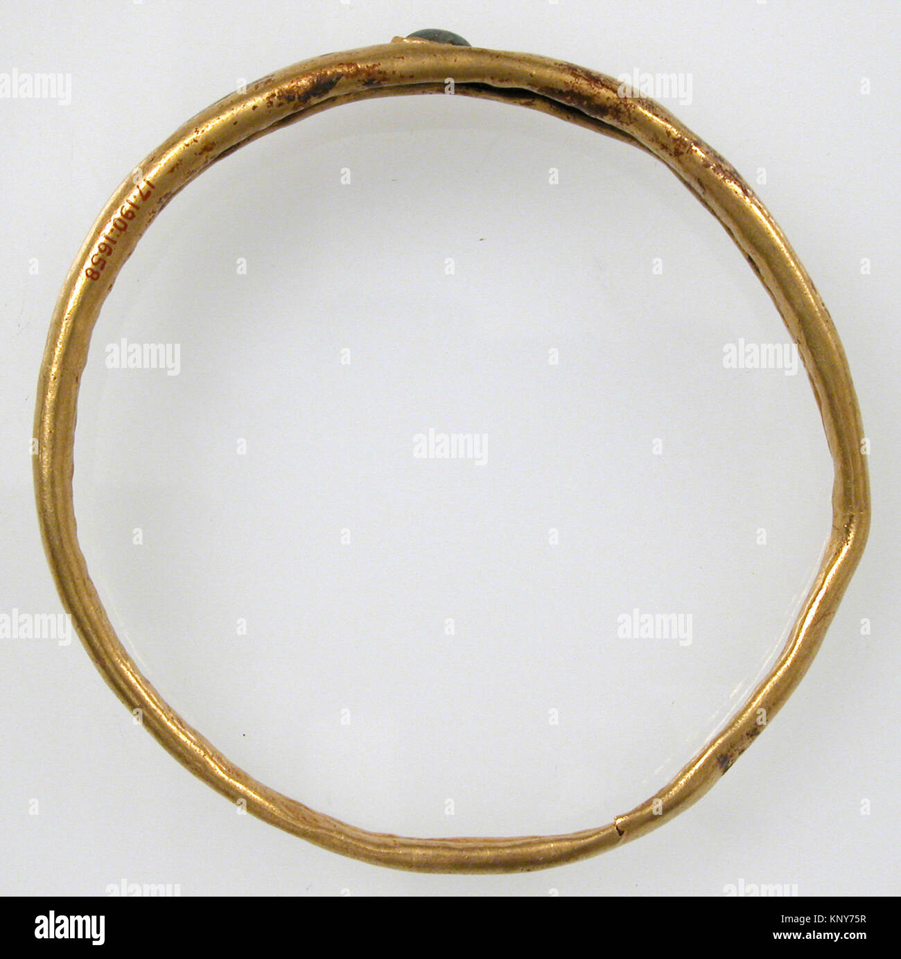 Römisches Armband aus der MET-Kollektion, Katalog sf17-190-1658s2, datiert 100–300 CE, Gold mit Glas- oder Steineinstellungen, Abmessungen 7,3 x 1,2 cm. Stockfoto