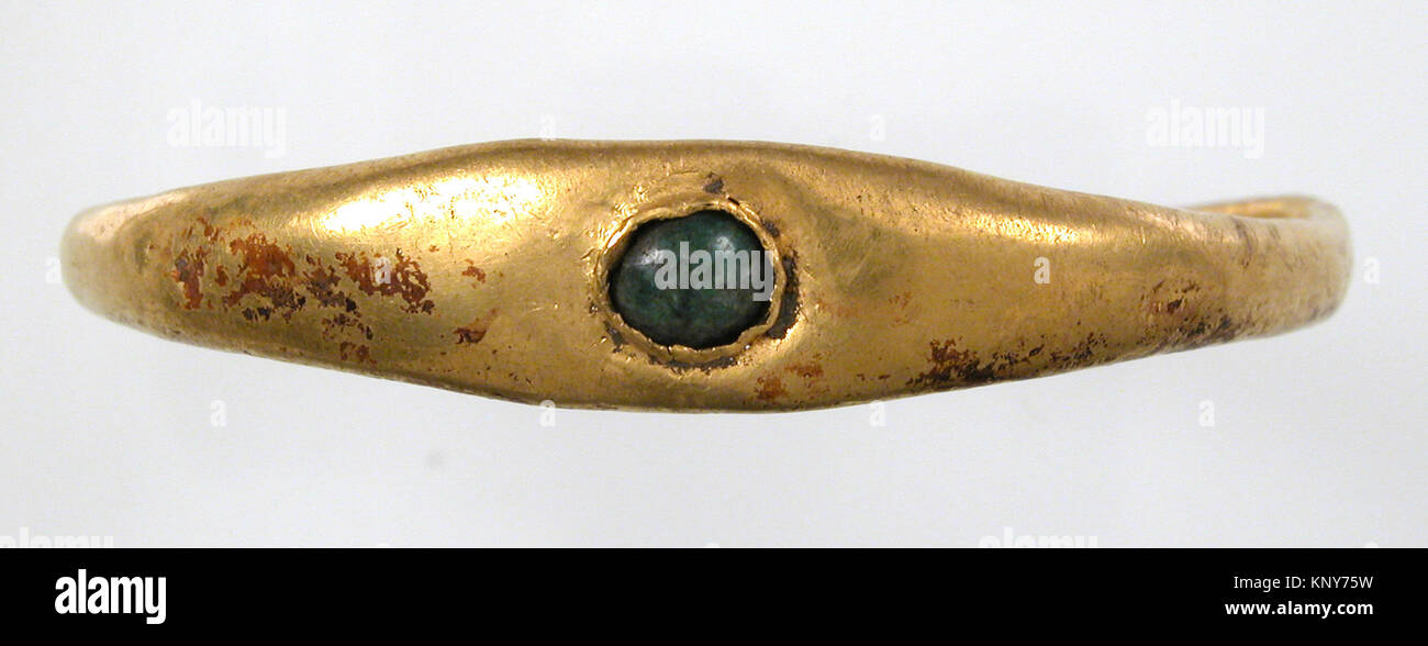 Römisches Armband aus der MET-Kollektion, Katalog sf17-190-1658s3, datiert 100–300 CE, Gold mit Glas- oder Steineinstellungen, 7,3 x 1,2 cm. Stockfoto