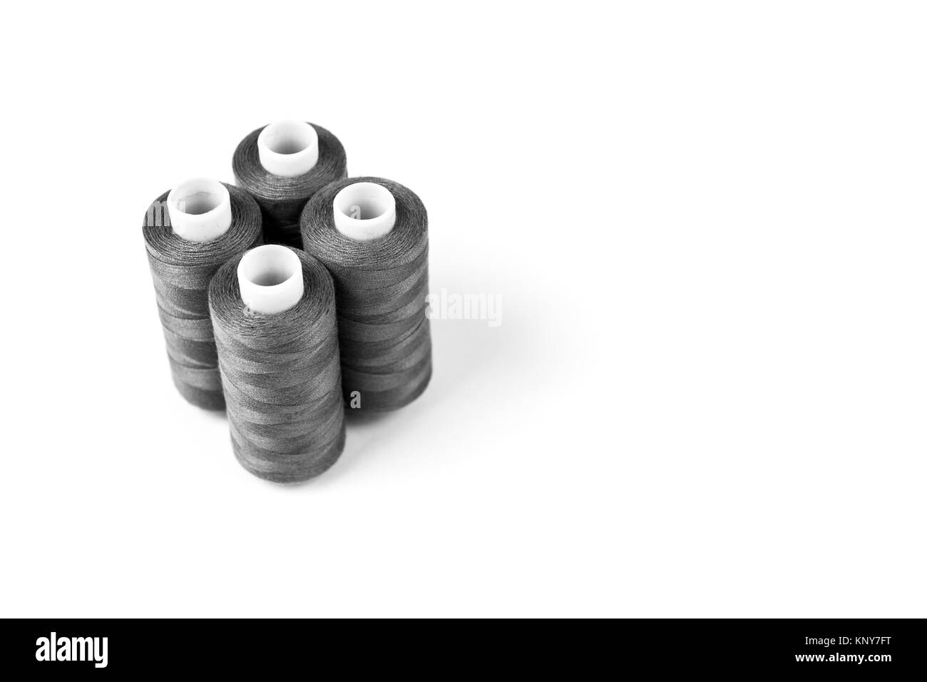 Schwarze und weiße Sewing Threads auf einem weißen Hintergrund. Satz von nähfäden Stockfoto
