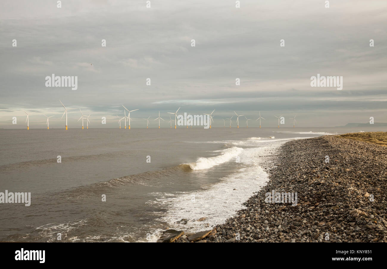 Offshore- Windenergieanlagen und Strand in Redcar, England, Großbritannien Stockfoto