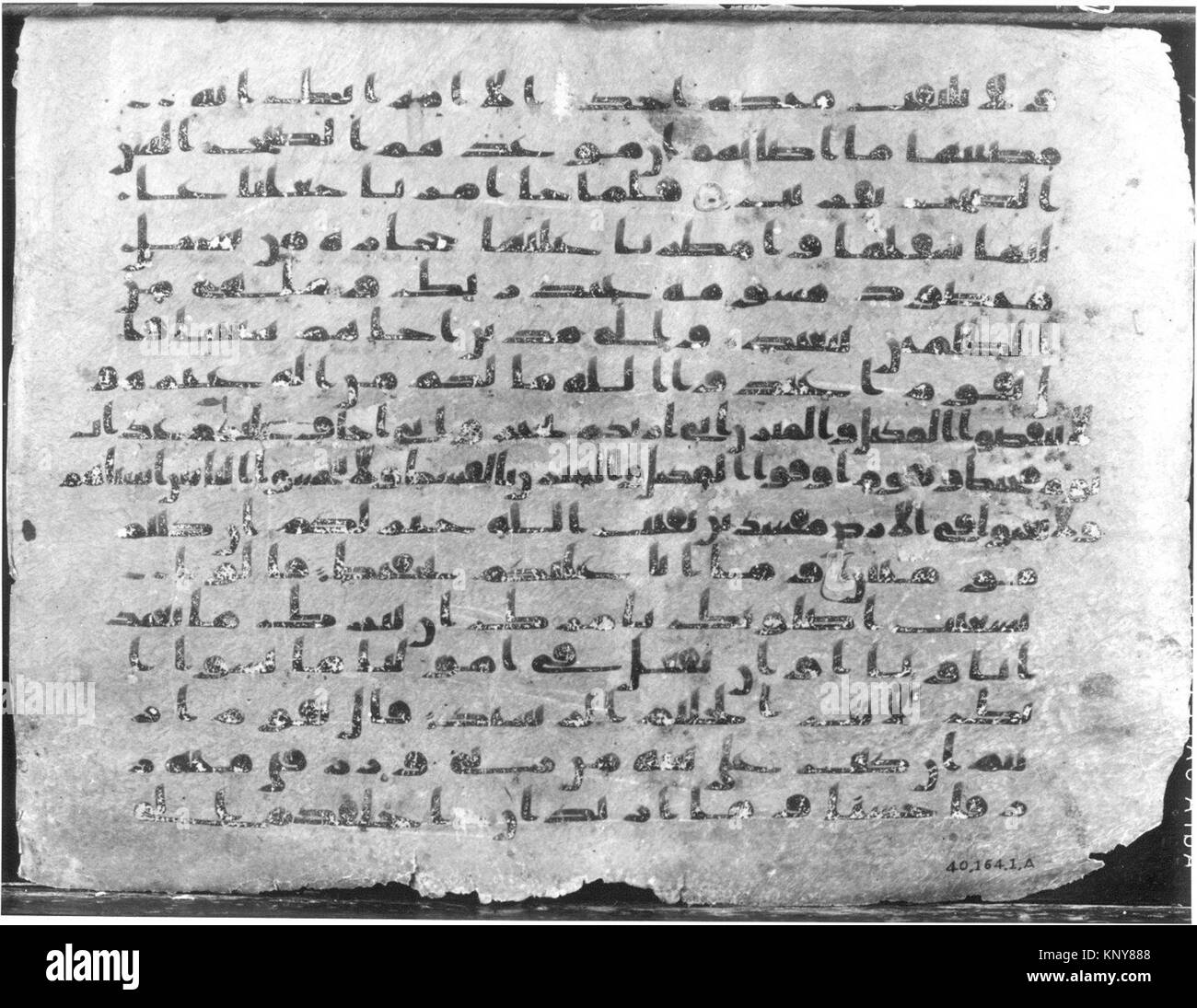 Ein Koran-Manuskriptfolio aus der MET-Sammlung, Katalognummer 40.164.1a 455067, geschrieben auf Pergament mit Tinte, illustriert islamische Kalligraphie und Texttradition. Stockfoto