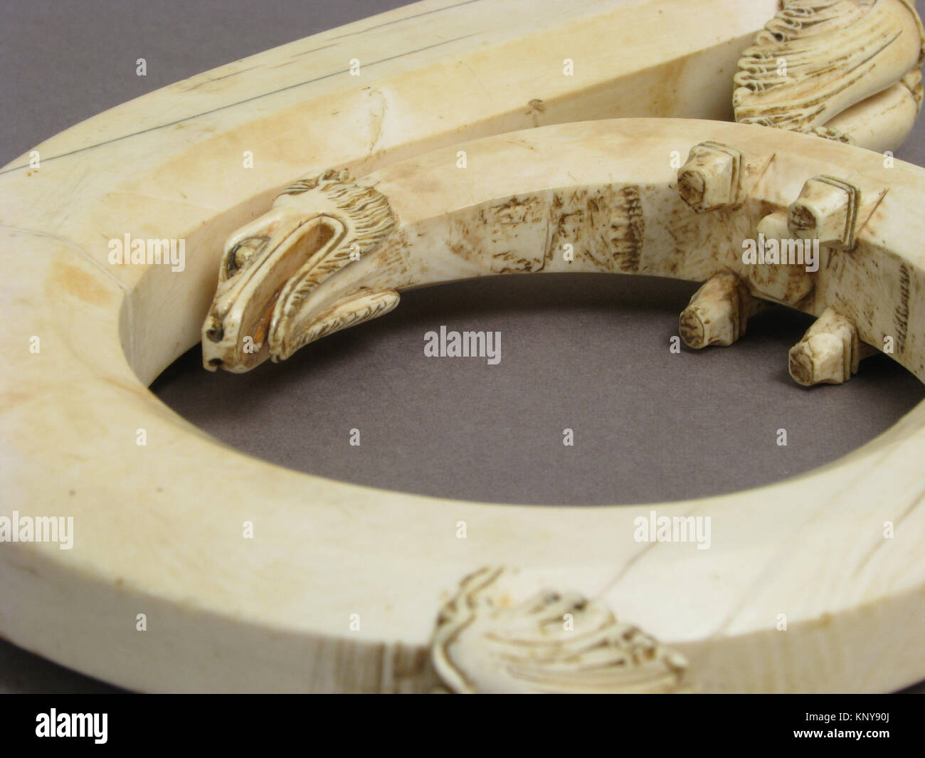 Süditalienische crozierkopf, 1175–1225, aus Elfenbein mit Vergoldung und Polychromie, dient als zeremonieller und religiöser Stab. Stockfoto