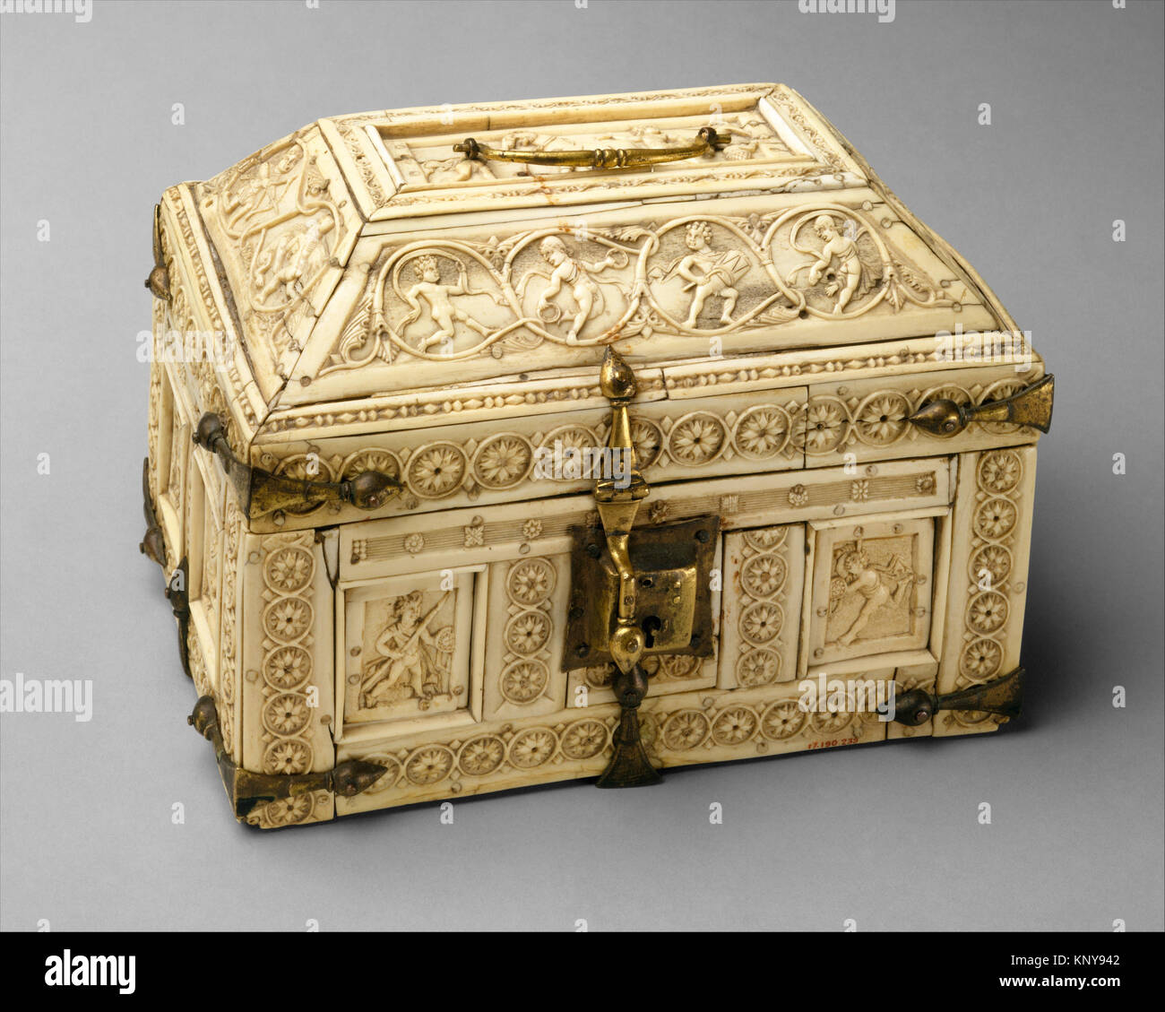 Diese byzantinische Schatulle aus dem 11. Jahrhundert aus Konstantinopel zeigt Elfenbein- und Knochenschnitzereien von Kriegern und Tänzern, mit vergoldeten Kupferhalterungen (8 x 11 3/8 x 7 1/2 cm), Teil der Sammlung des Metropolitan Museum of Art, die von J. Pierpont Morgan geschenkt wurde. Stockfoto