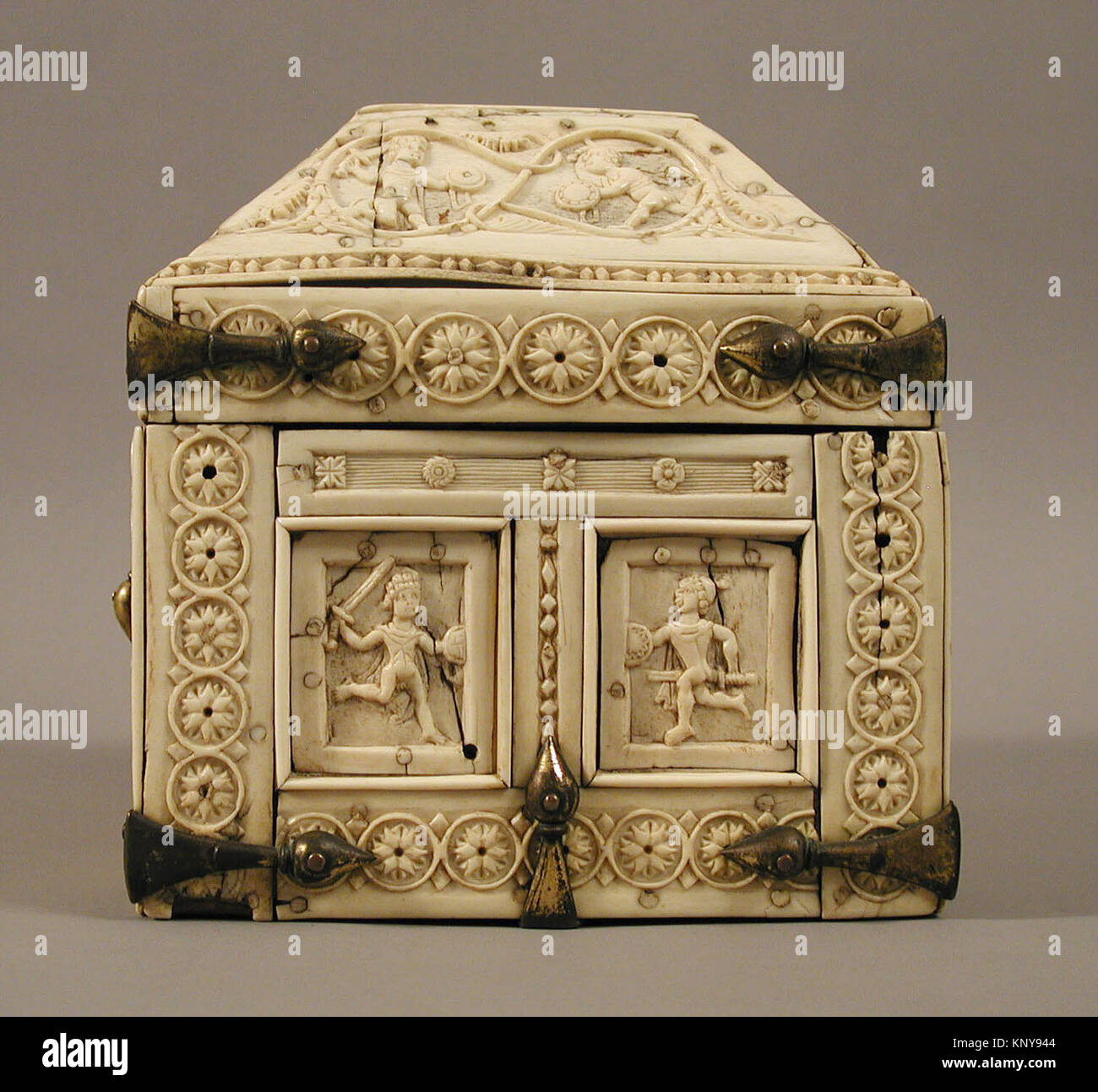 Byzantinische Schatulle aus dem 11. Jahrhundert, hergestellt in Konstantinopel, mit geschnitzten Elfenbein- und Knochenfiguren von Kriegern und Tänzern, vergoldeten Kupferhalterungen, Abmessungen 8 x 11 3/8 x 7 1/2 cm, in der Sammlung des Metropolitan Museum of Art, Geschenk von J. Pierpont Morgan. Stockfoto