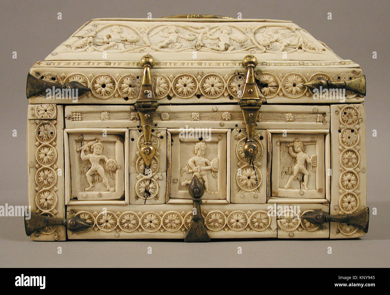 Byzantinische Schatulle aus dem 11. Jahrhundert, hergestellt in Konstantinopel, mit geschnitzten Elfenbein- und Knochenfiguren von Kriegern und Tänzern, vergoldeten Kupferhalterungen, 8 x 11 3/8 x 7 1/2 Zoll, im Metropolitan Museum of Art, New York, geschenkt von J. Pierpont Morgan. Stockfoto