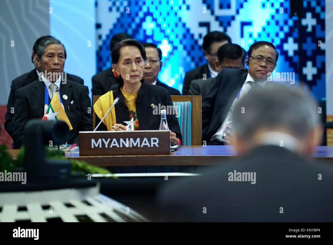 Myanmar, Ratgeber, Daw Aung San Suu Kyi hört die Diskussionen während der ASEAN-Gipfel Plenum des Philippine International Convention Center November 13, 2017 in Pasay City, Manila, Philippinen. Stockfoto