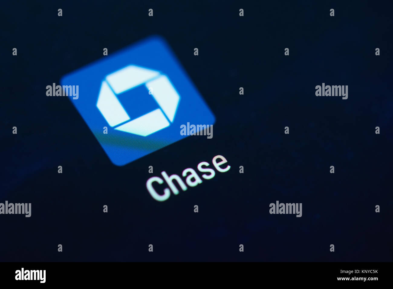 New York, USA - Dezember 12, 2017: Chase Bank Symbol auf Bildschirm des Smartphones. Chase Bank App Icon mit Kopie Platz auf dem Bildschirm Stockfoto