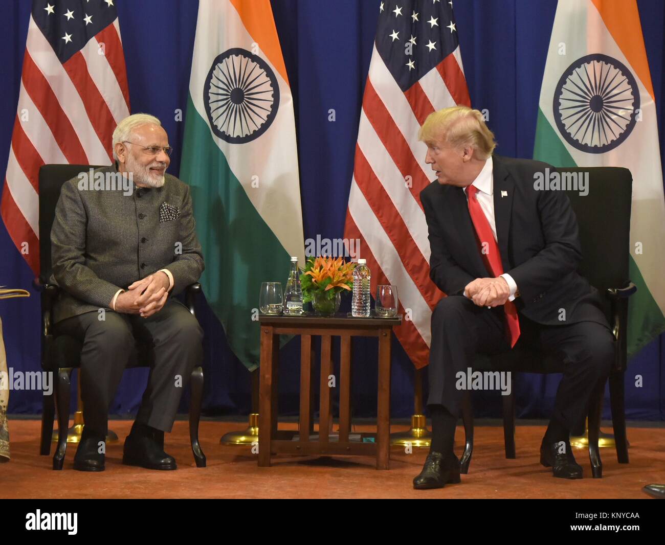Indische Ministerpräsident Narendra Modi, Links, mit US-Präsident Donald Trump vor Beginn ihrer bilateralen Treffen am Rande des ASEAN-Gipfel im Sofitel Philippine Plaza November 13, 2017 in Pasay City, Manila, Philippinen. Stockfoto