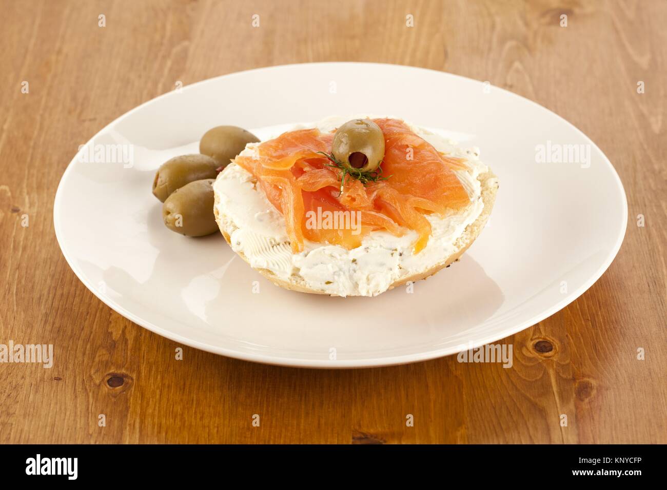 Eine Platte der Slice Bagel mit Lachs und Oliven Stockfoto