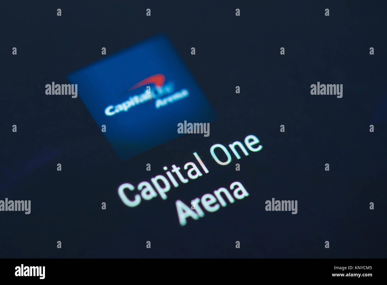 New York, USA - Dezember 12, 2017: Capital One Bank Symbol auf Bildschirm des Smartphones. Capital One Bank App Icon mit Kopie Speicherplatz auf scre Stockfoto