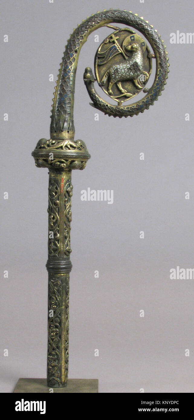 Crozier Kopf MET sf 17-190-836 s3 464686 Französisch, Crozier Kopf, 13. Jahrhundert, Champlev? Emaille, Kupfer - vergoldete, Gesamt: 18 15/16 x 6 13/16 x 2 15/16 in. (48,1 x 17,3 x 7,5 cm). Das Metropolitan Museum of Art, New York. Geschenk der J. Pierpont Morgan, 1917 (17.190.836a, b) Stockfoto