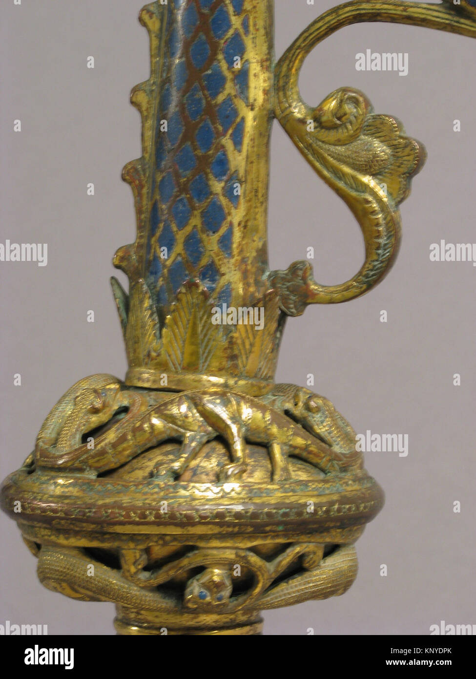 Kopf einer Crozier mit der Verkündigung MET sf 17-190-835 d4 464685 Französisch, Leiter einer Crozier mit der Verkündigung, Ca. 1225?50, Kupfer gebildet, graviert, ziseliert, kratzten, gepunktet und vergoldeten; champlev? Email: medium Blue, Gesamt: 12 5/8 x 6 9/16 x 2 3/4 in. (32,1 x 16,7 x 7 cm). Das Metropolitan Museum of Art, New York. Geschenk der J. Pierpont Morgan, 1917 (17.190.835 a, b) Stockfoto