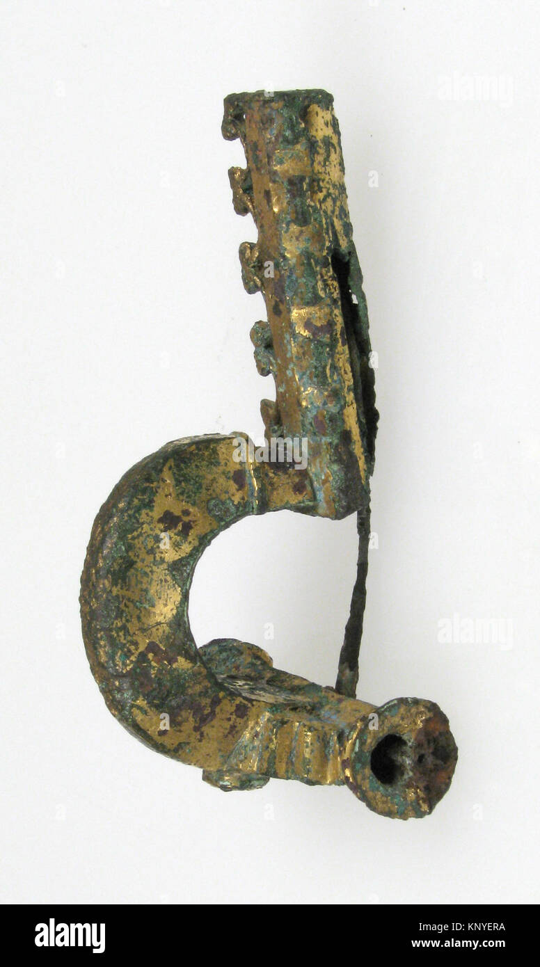 Spätrömische Armbrustbrosche aus Bronze aus dem 4. Jahrhundert mit vergoldetem Gold, Abmessungen 6,9 x 3,6 x 3,1 cm. Ausgestellt im Metropolitan Museum of Art, New York, Geschenk von J. Pierpont Morgan. Stockfoto