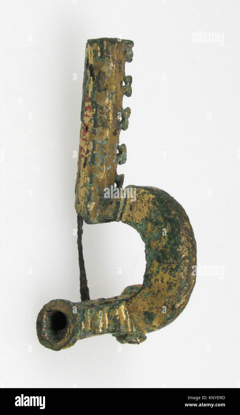 Armbrust-Brosche aus dem 4. Jahrhundert mit Bronze vergoldet, 6,9 x 3,6 x 3,1 cm. Teil des Metropolitan Museum of Art, New York, geschenkt von J. Pierpont Morgan. Stockfoto