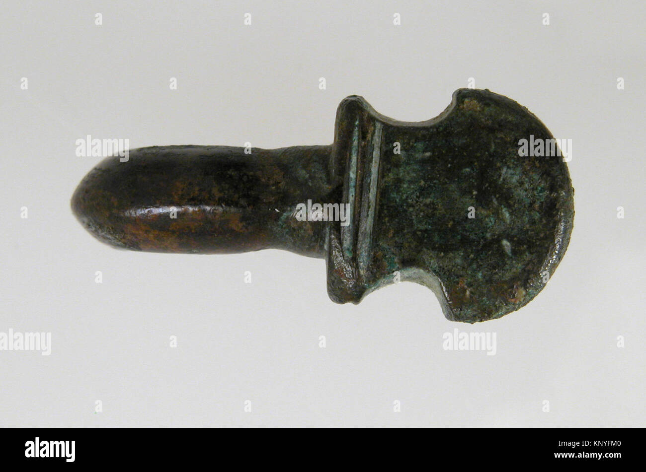 Schnallenzunge aus Kupferlegierung von 500 bis 700, fränkischer Herkunft, Teil der Sammlung des Metropolitan Museum of Art, die funktionelle Metallarbeiten illustriert. Stockfoto