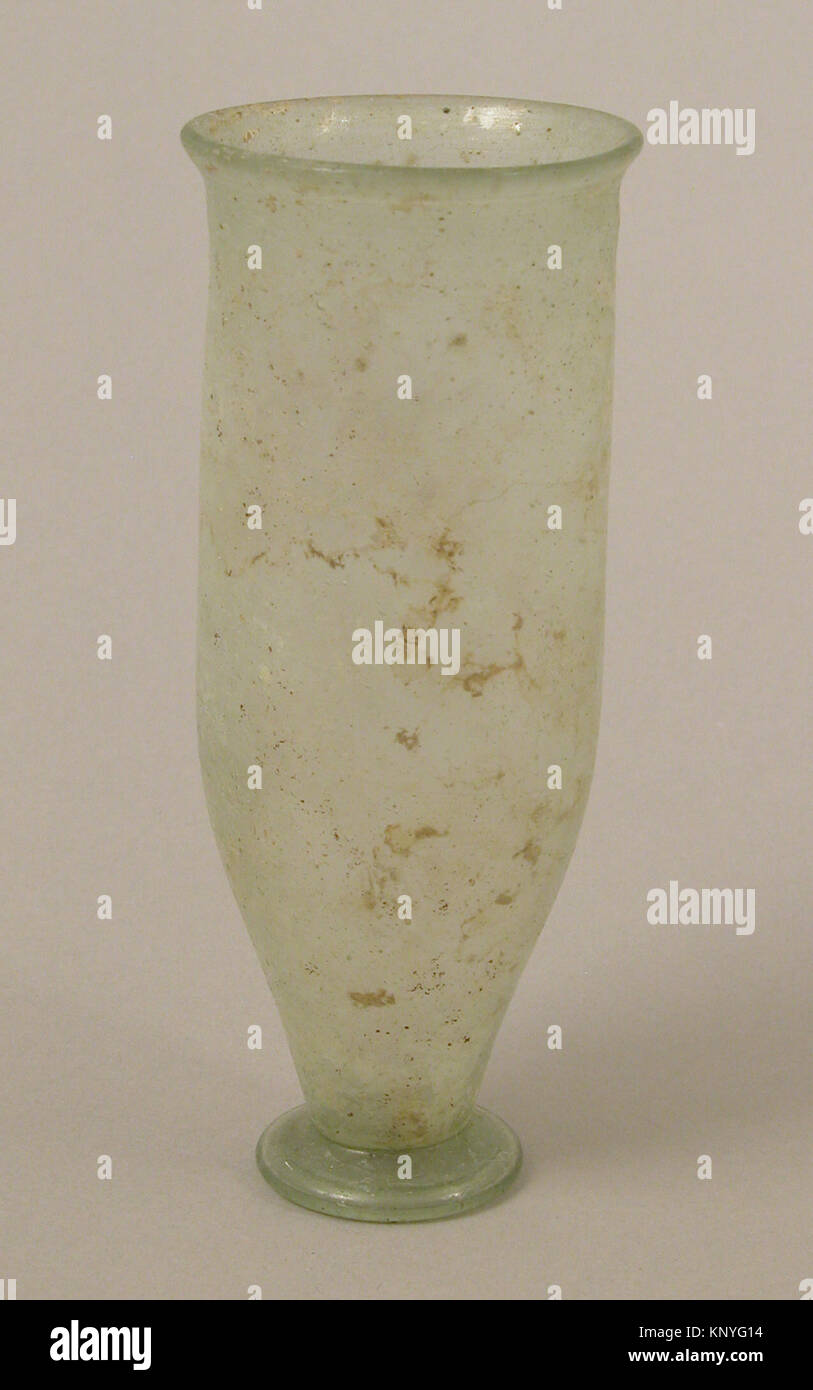 Footed Glas Becher Met sf 17-191-354 s2 465072 Fränkischen, Footed Becherglas, 375?425, Glas, Gesamt: 5 5/8 x 2 1/8 in. (14,3 x 5,4 cm). Das Metropolitan Museum of Art, New York. Geschenk der J. Pierpont Morgan, 1917 (17.191.354) Stockfoto