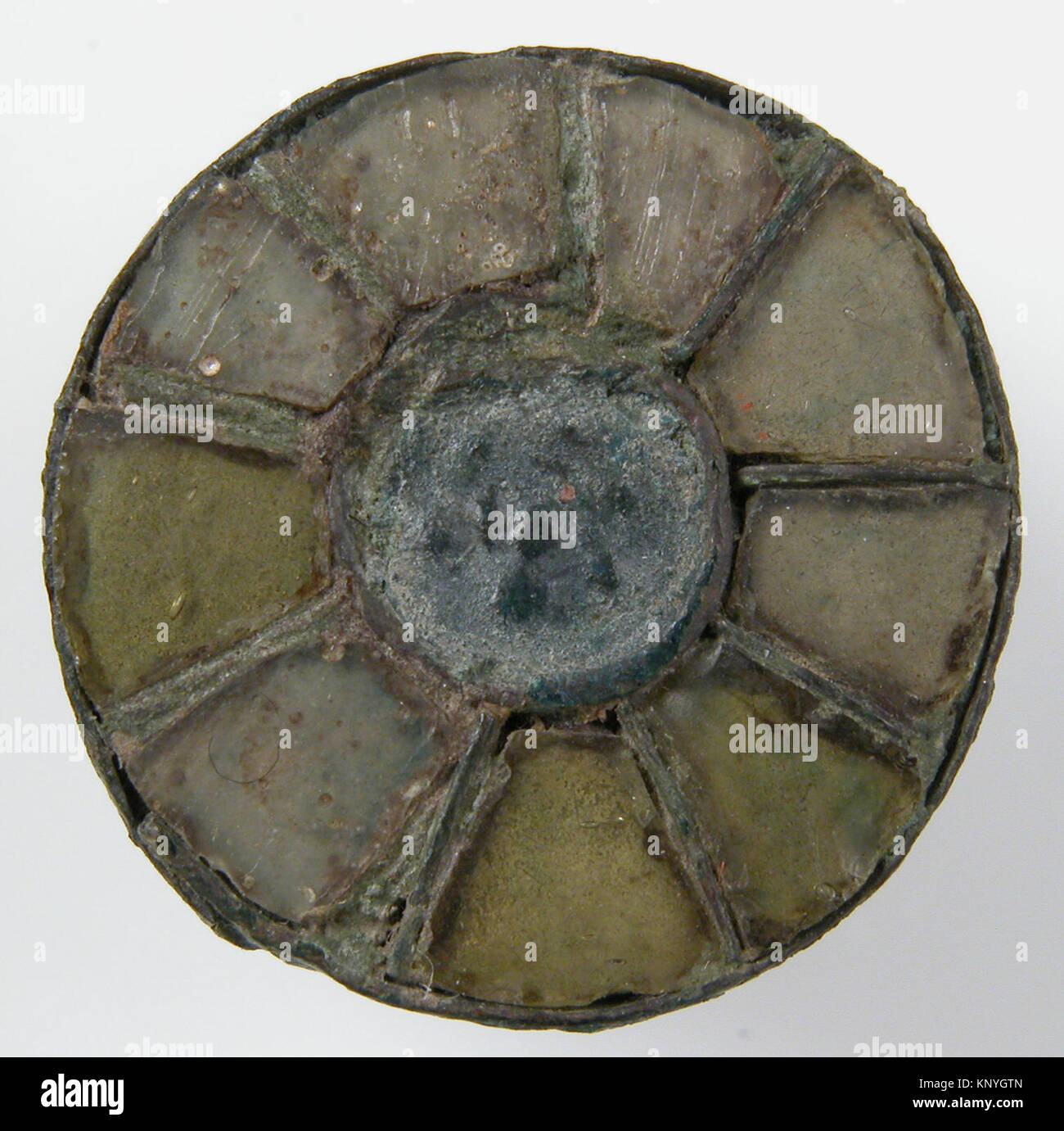 Festplatte Brosche MET sf 17-192-170 s Fränkischen 1 465231, Disk Brosche, 6. Jahrhundert, Kupferlegierung, Glas einfügen, Insgesamt: 15/16 x 9/16 in. (2,4 x 1,4 cm). Das Metropolitan Museum of Art, New York. Geschenk der J. Pierpont Morgan, 1917 (17.192.170) Stockfoto