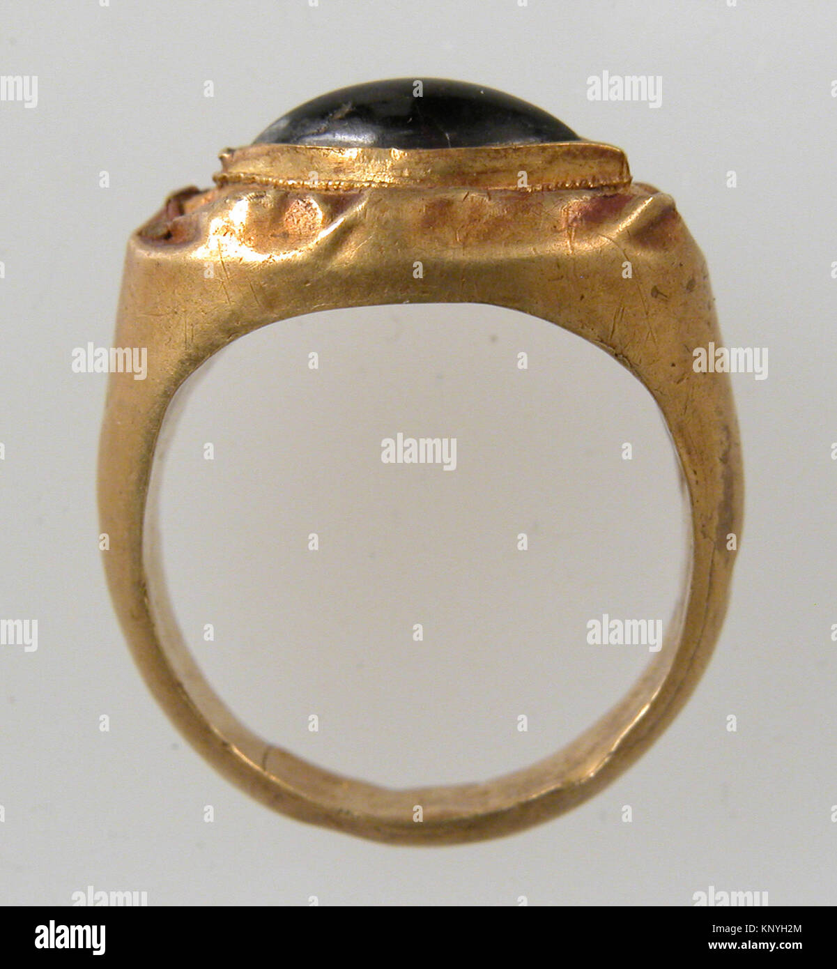 Finger Ring mit ovaler Blende MET sf 17-192-195 s2 465258 Fränkischen, Finger Ring mit ovaler Einfassung, 7. Jahrhundert, Gold, Granat Cabochon, Insgesamt: 13/16 x 11/16 x 3/8 in. (2,1 x 1,7 x 1 cm) Lünette: 5/16 x 3/16 in. (0,8 x 0,4 cm). Das Metropolitan Museum of Art, New York. Geschenk der J. Pierpont Morgan, 1917 (17.192.195) Stockfoto