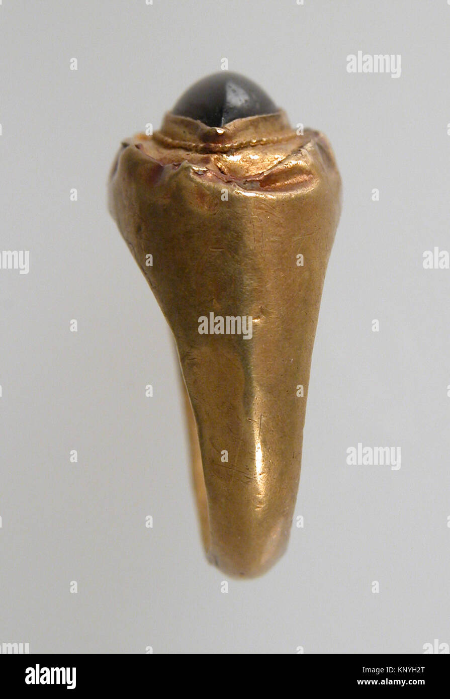 Finger Ring mit ovaler Blende MET sf 17-192-195 s3 465258 Fränkischen, Finger Ring mit ovaler Einfassung, 7. Jahrhundert, Gold, Granat Cabochon, Insgesamt: 13/16 x 11/16 x 3/8 in. (2,1 x 1,7 x 1 cm) Lünette: 5/16 x 3/16 in. (0,8 x 0,4 cm). Das Metropolitan Museum of Art, New York. Geschenk der J. Pierpont Morgan, 1917 (17.192.195) Stockfoto