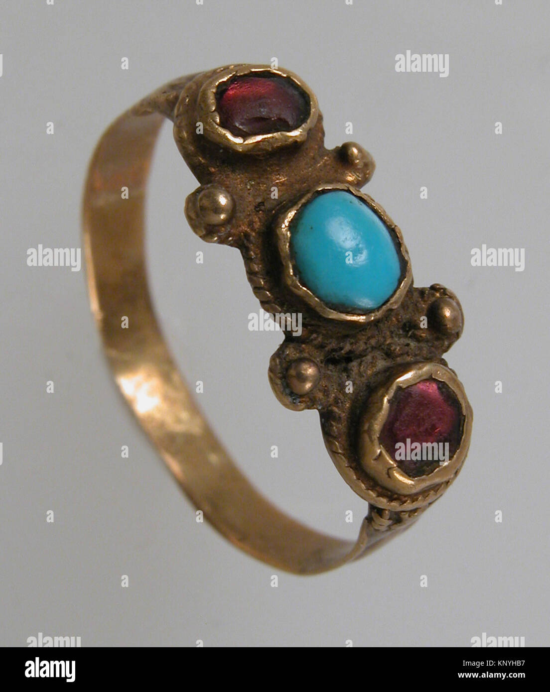 Finger Ring MET sf 17-192-227 s5 465294 Fränkischen, Fingerring, 7. Jahrhundert, Gold, Türkis, Glas einfügen, Insgesamt: 13/16 x 3/4 x 1/4 in. (2 x 1,9 x 0,7 cm). Das Metropolitan Museum of Art, New York. Geschenk der J. Pierpont Morgan, 1917 (17.192.227) Stockfoto