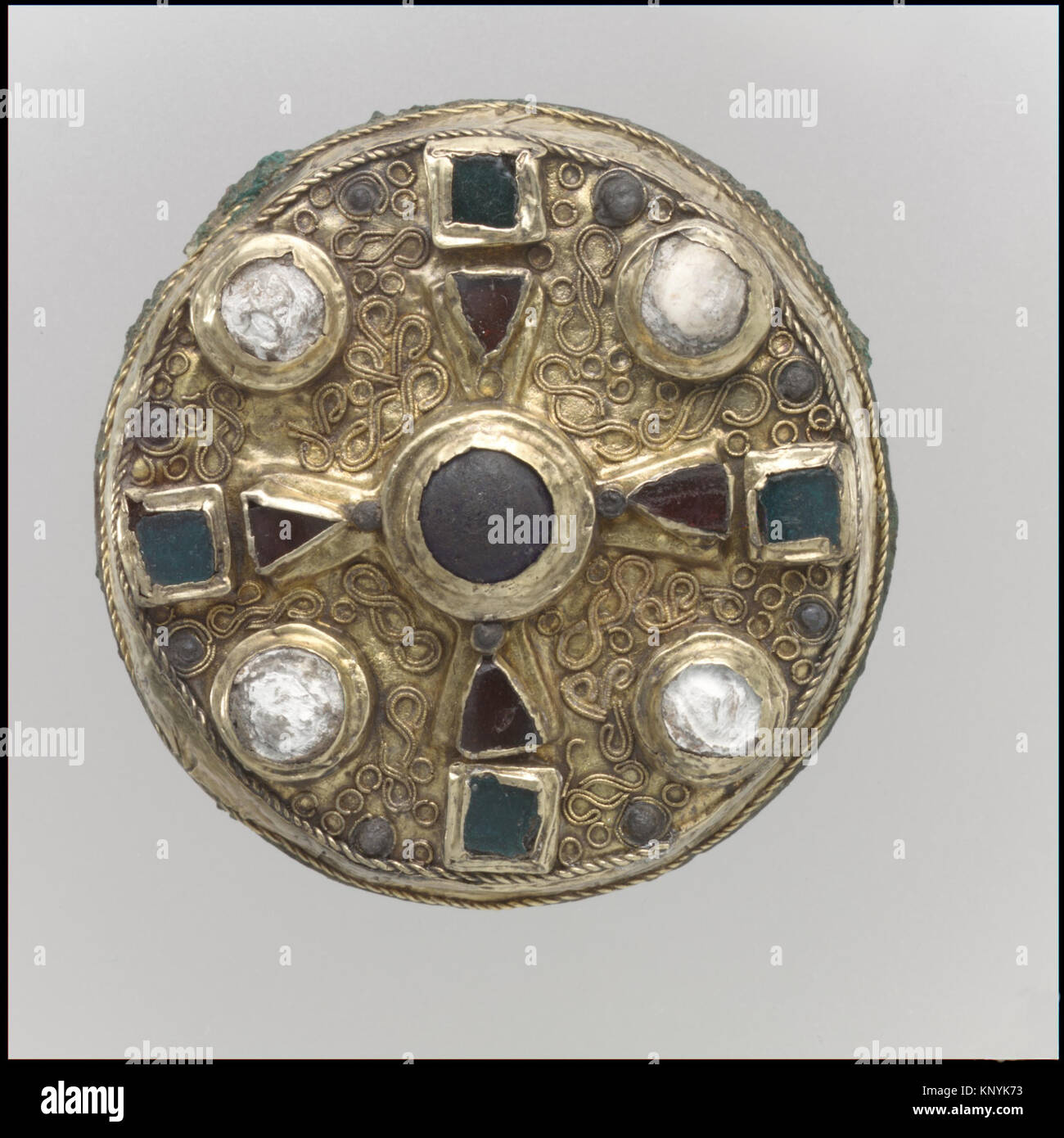 Festplatte Brosche MET dp 30493 465778 Fränkischen, Disk Brosche, späten 7 Jahrhundert, Gold Blatt mit Kupferlegierung sichern, und Inlays aus Granat, Glas und Calcit, Gesamt: 2 1/4 x 15/16 in. (5,7 x 2,4 cm) 2 1/4 in. (5.7Cm). Das Metropolitan Museum of Art, New York. Geschenk der J. Pierpont Morgan, 1917 (17.193.59) Stockfoto