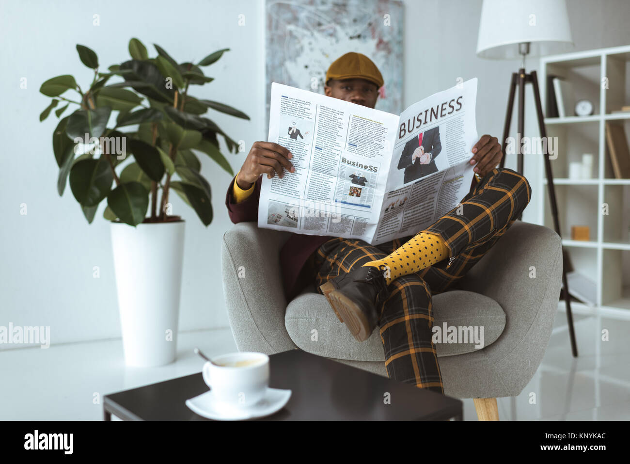 Mann lesen Zeitung Stockfoto