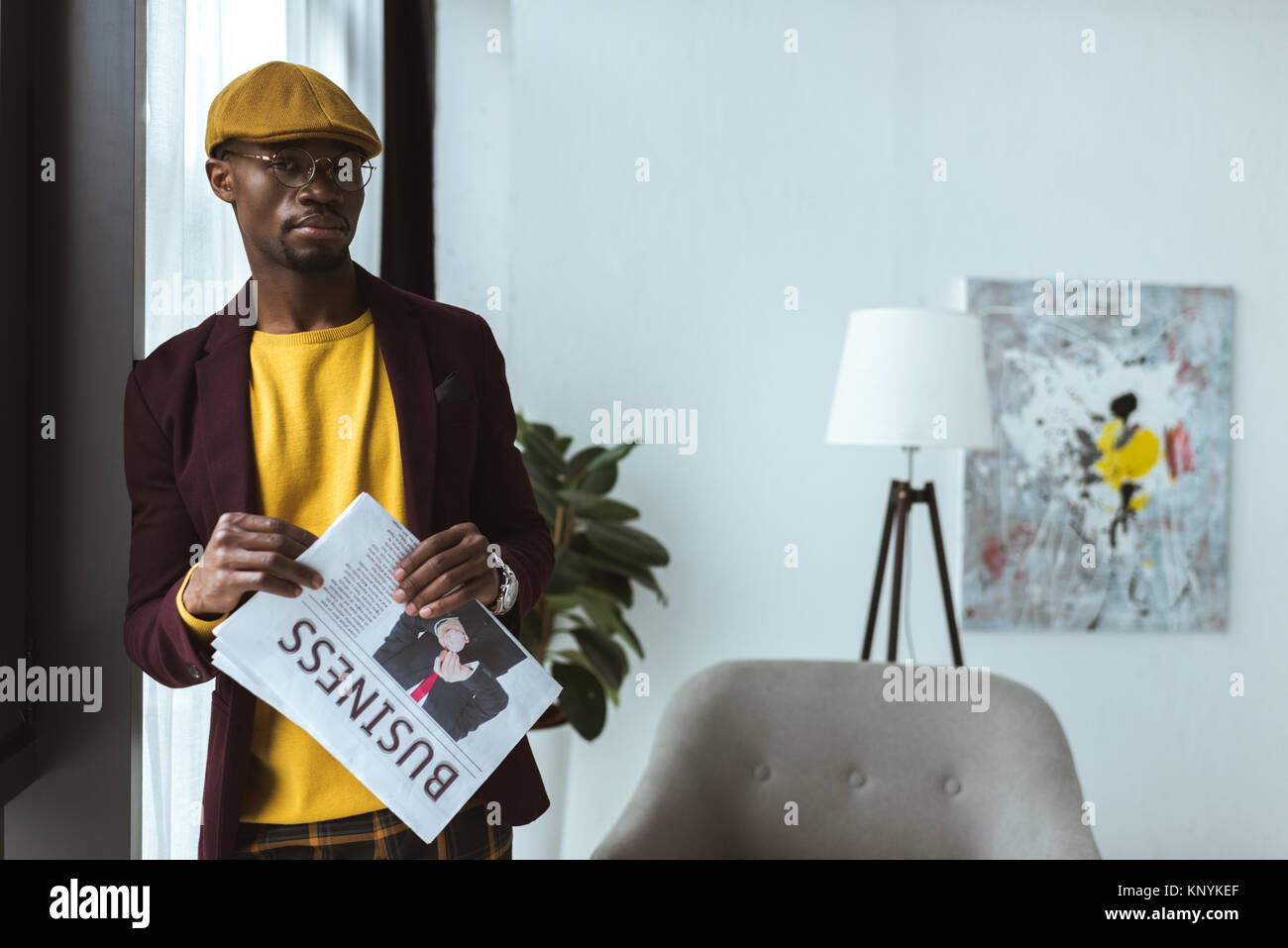 Afrikanische amerikanische Mann mit Zeitung Stockfoto