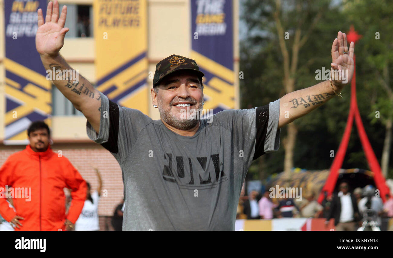 Kadambagachi Dorf, Indien. 12 Dez, 2017. Legendäre ehemalige Fußballer von Argentinien Diego Maradona besucht eine Fußball-Klinik und Workshop mit Schülerinnen und Schülern am 12. Dezember 2017, an Kadambagachi Dorf in Westbengalen, Indien. Credit: Sanjay Purkait/Pacific Press/Alamy leben Nachrichten Stockfoto