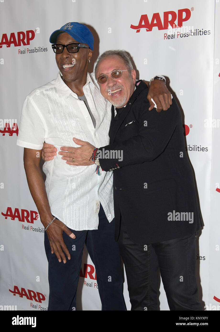 MIAMI BEACH, FL - 15. Mai: Arsenio Hall und Emilio Estefan kommen an der AARP Superstar Contest 2015 im Miami Beach Convention Center am 15. Mai 2015 Menschen: Arsenio Hall und Emilio Estefan Stockfoto