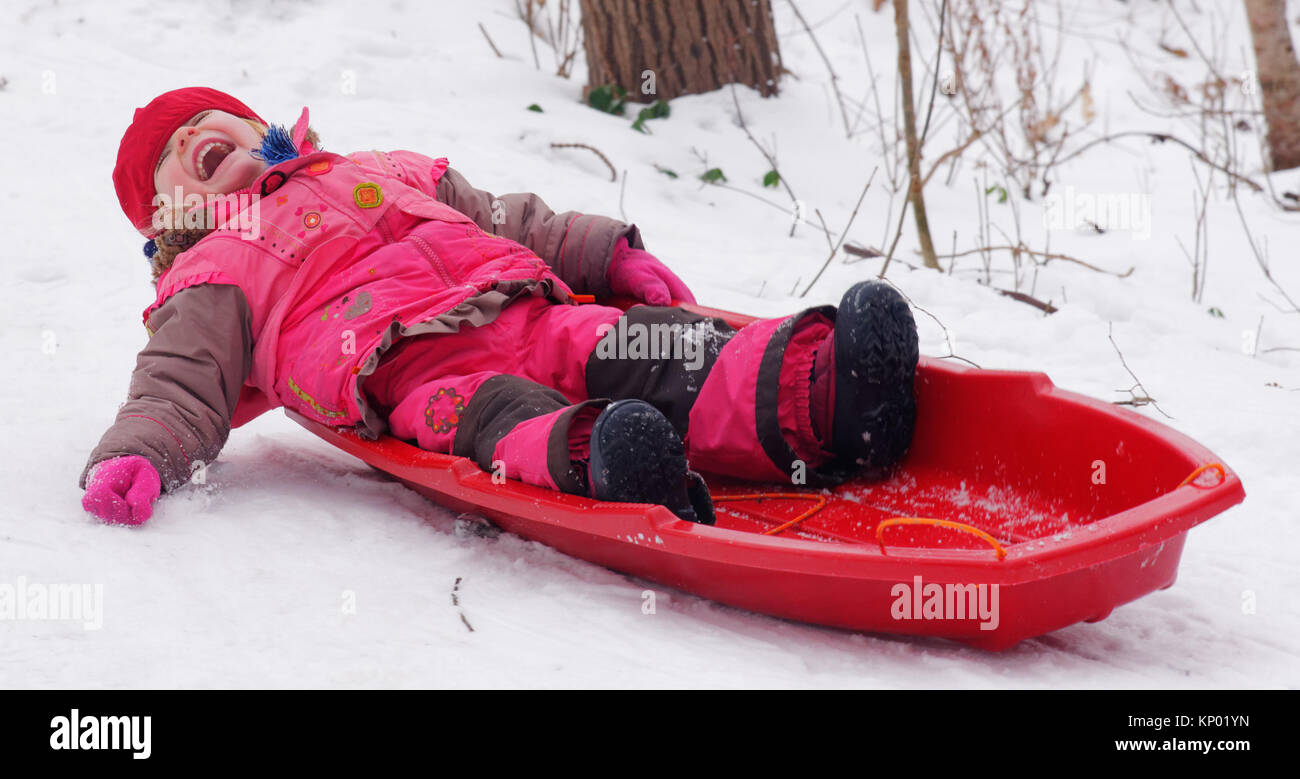 Ein kleines Mädchen (3 Jahre alt) Rodeln in Quebec Stockfoto