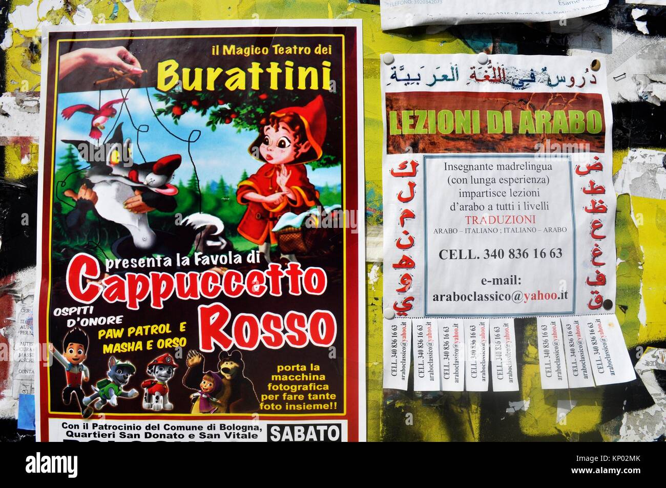 Bologna, Italien: ads für eine Marionetten zeigen und für Arabisch Klassen, Seite an Seite Stockfoto