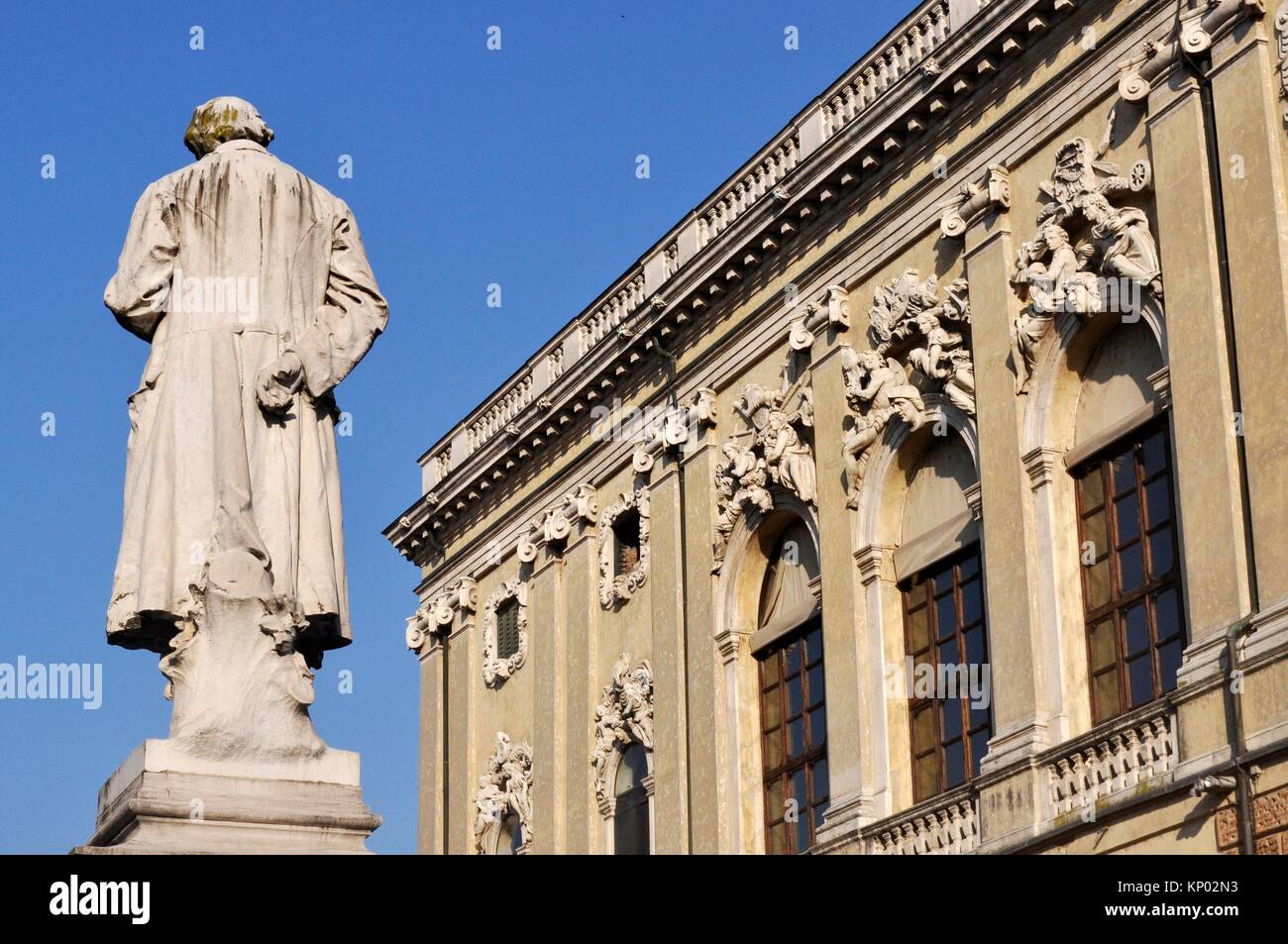 Vicenza, Italien: die Banca d'Italia und der Statue des Dichters Giacomo Zanella in Piazza San Lorenzo. Stockfoto