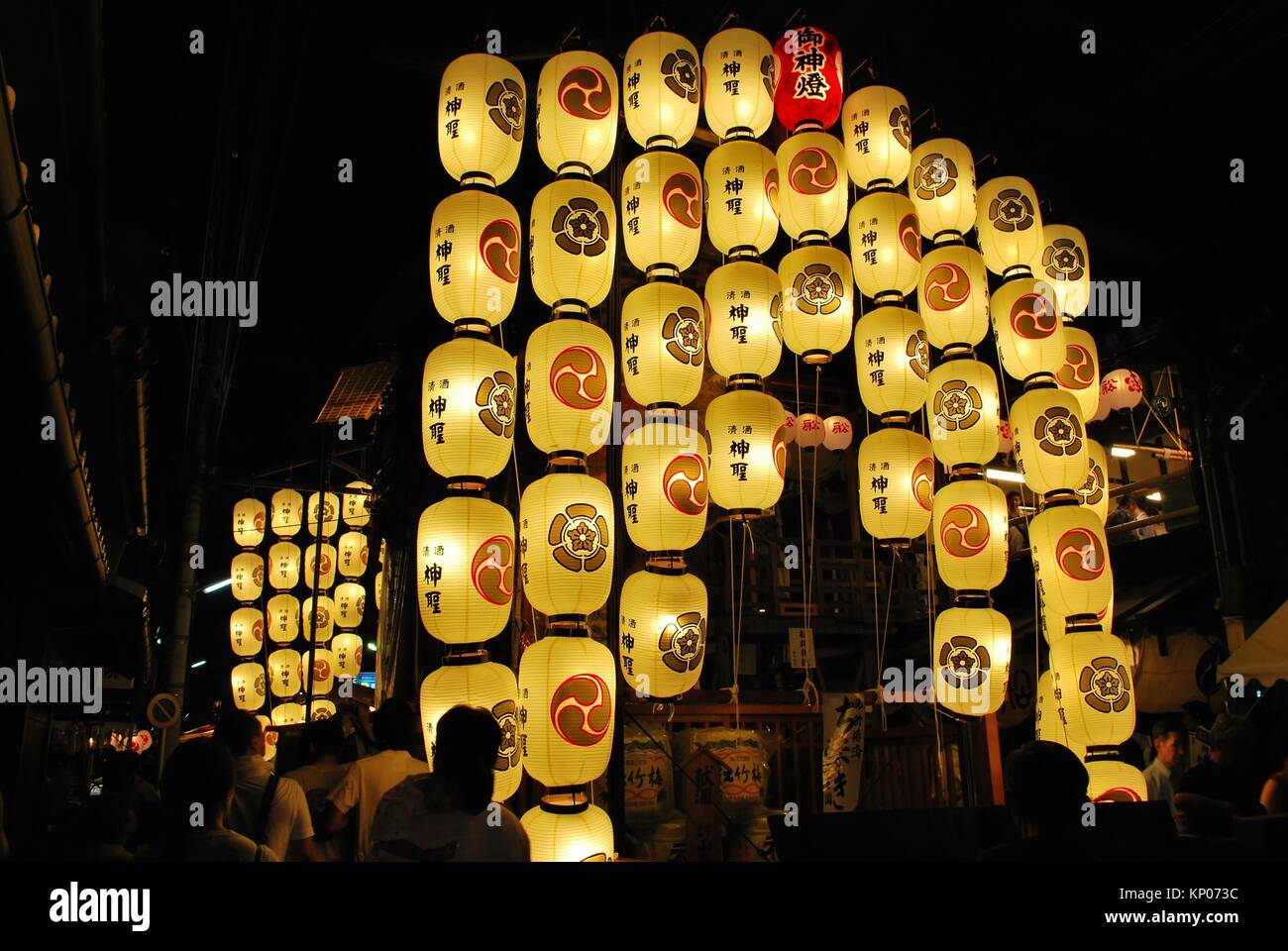 Schwimmstellung mit Laternen während der Gion Festival. Eine berühmte jährliche Veranstaltung und eine der größten in Japan, wo Schwimmer mit Laternen Parade rund um den Hung Stockfoto