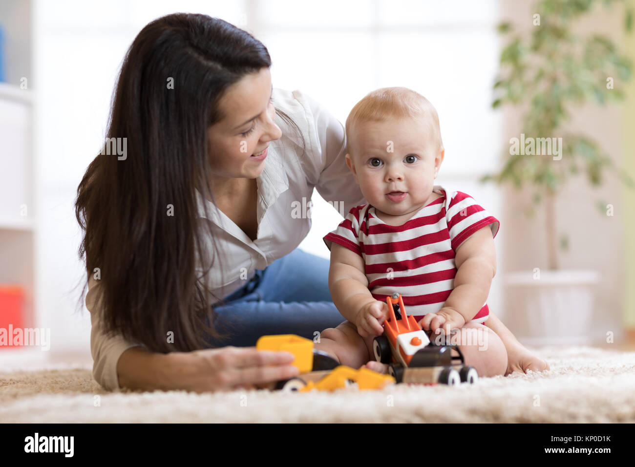 Glückliche Mutter spielt mit Baby zu Hause Stockfoto