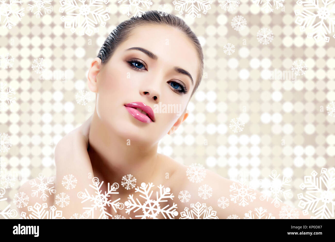 Pretty Woman gegen einen abstrakten Hintergrund mit Kreisen und Schneeflocken. Winter Haut Behandlung Konzept Stockfoto