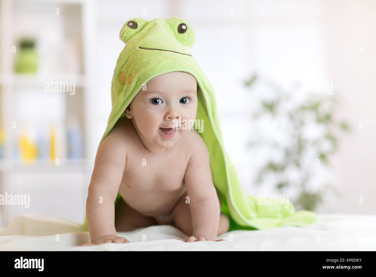 Cute sieben Monate Baby mit grünem Tuch abgedeckt Stockfoto