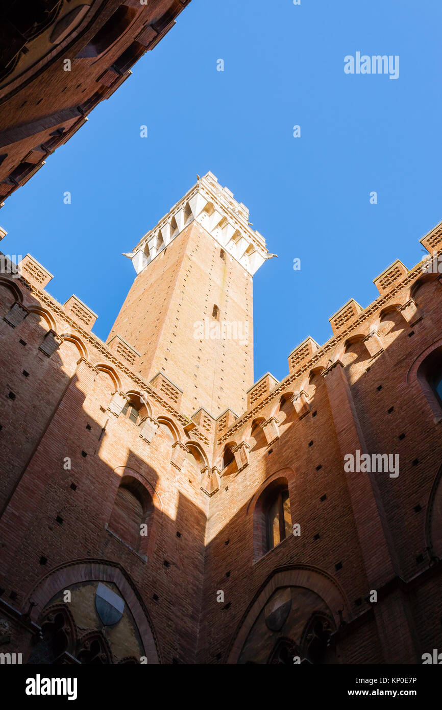 Tagesansicht Campo Platz (Piazza del Campo), Siena, Palazzo Pubblico und Mangia-Turm (Torre del Mangia) in Siena, Toskana, Italien. Stockfoto