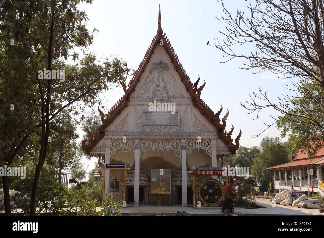 Wat Khun Samut Jeen ist ein Tempel am Meer, dass der Boden im Inneren des Gebäudes aufgrund steigender Meeresspiegel angehoben hat, so ungewöhnlich kleine Türen. Stockfoto