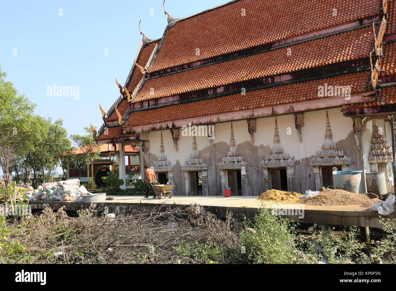 Wat Khun Samut Jeen ist ein Tempel am Meer, dass der Boden im Inneren des Gebäudes aufgrund steigender Meeresspiegel angehoben hat, so ungewöhnlich kleine Türen. Stockfoto