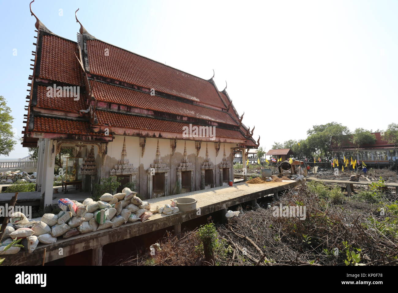 Wat Khun Samut Jeen ist ein Tempel am Meer, dass der Boden im Inneren des Gebäudes aufgrund steigender Meeresspiegel angehoben hat, so ungewöhnlich kleine Türen. Stockfoto